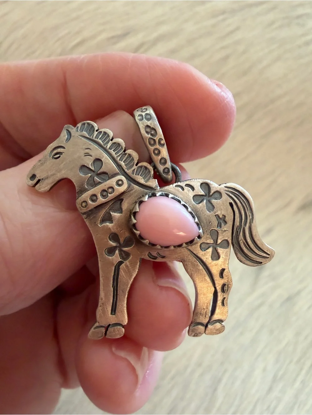 ❤️ Queen Pink Conch Hand Stamped Sterling 925 Decorative Horse Pendant 8mm Bail